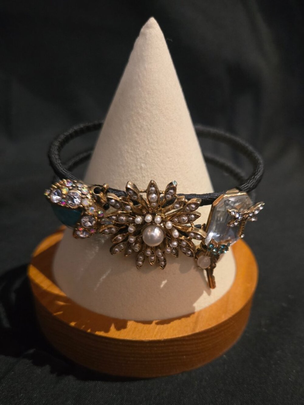 Betsey Johnson New With Tags (NWT) Floral Crystal Magnetic Cord Bracelet - Picture 3 of 9